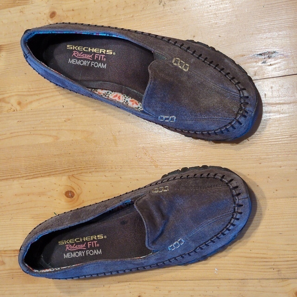 Comfort Meets Style - Skechers Loafers with Memory Foam Insole and Floral Lining
